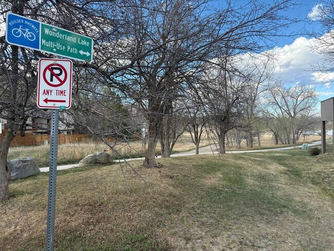 Building Photo - Stunning 4 bed 3.5 Bath Home in Wonderland Hills Walking Distance to Wonderland Lake. Rent Furnis...