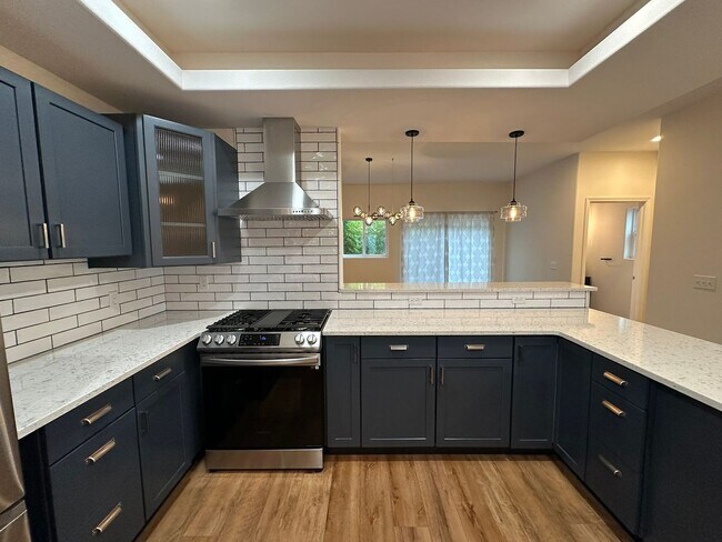 Building Photo - Application Pending - 3 Bedroom Townhouse For Rent In Hood River