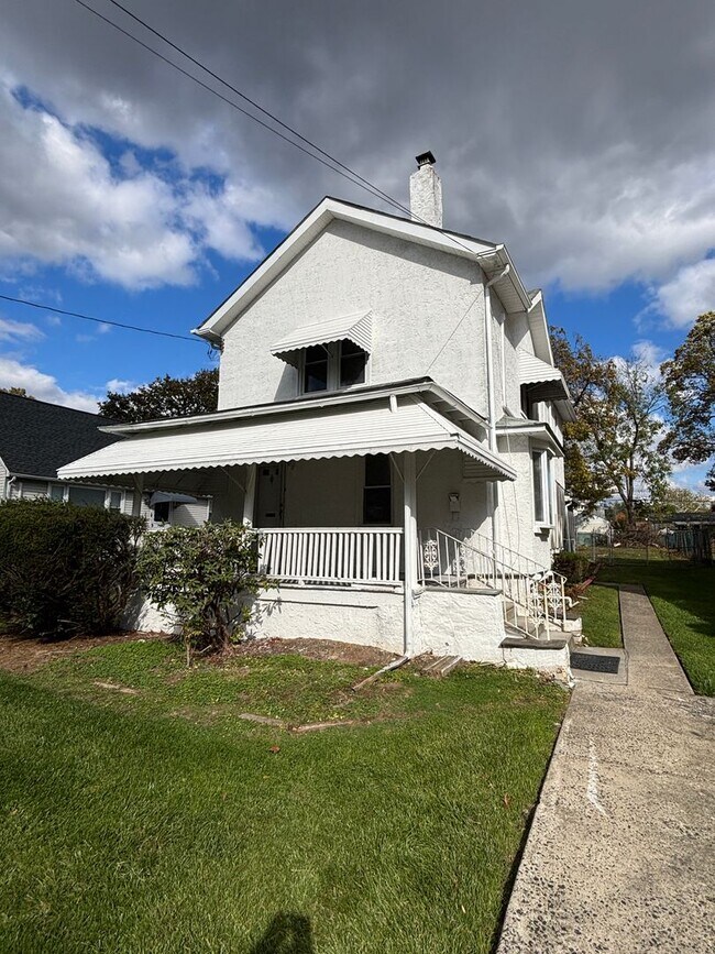 Building Photo - Newly Renovated 3-Bedroom, 2.5-Bath Home i...
