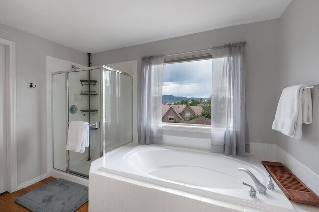Building Photo - Elegant Mountain-View Retreat in Stone Cro...