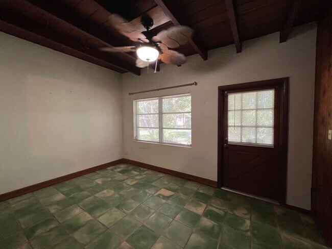 Building Photo - Spacious 2/1 in Fort Pierce * Water and El...