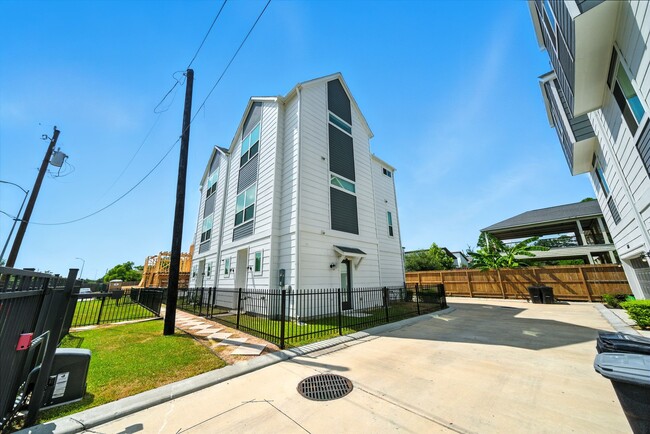 Building Photo - 1644 W Tidwell Rd