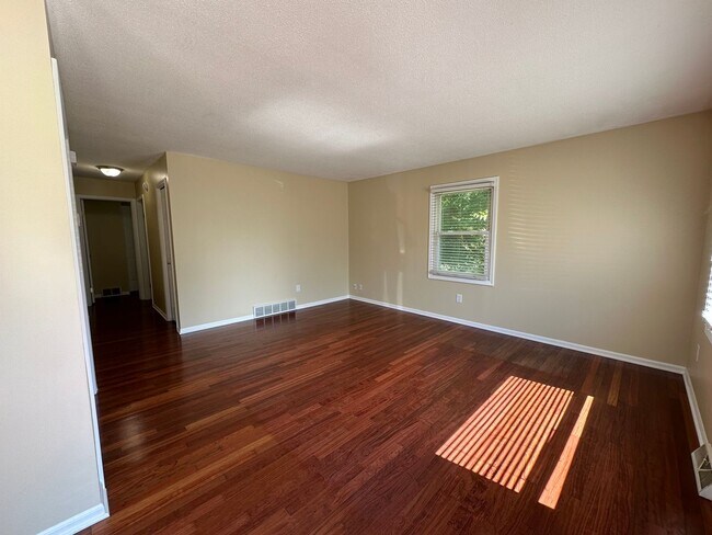 Building Photo - Adorable home on the NE side of Grand Rapids!