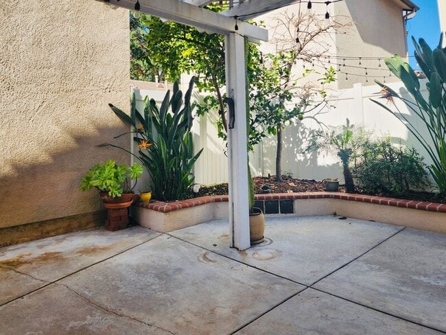 Building Photo - 5 Andaluz