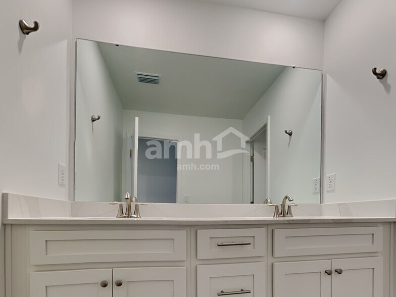 Building Photo - 413 Armstrong Curve