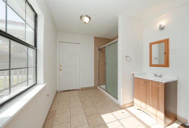 Building Photo - 9526 Nyssa St
