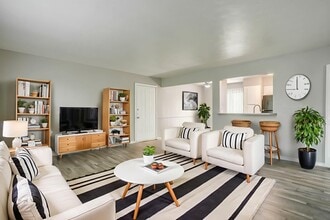 Building Photo - Foxfire Apartment Homes