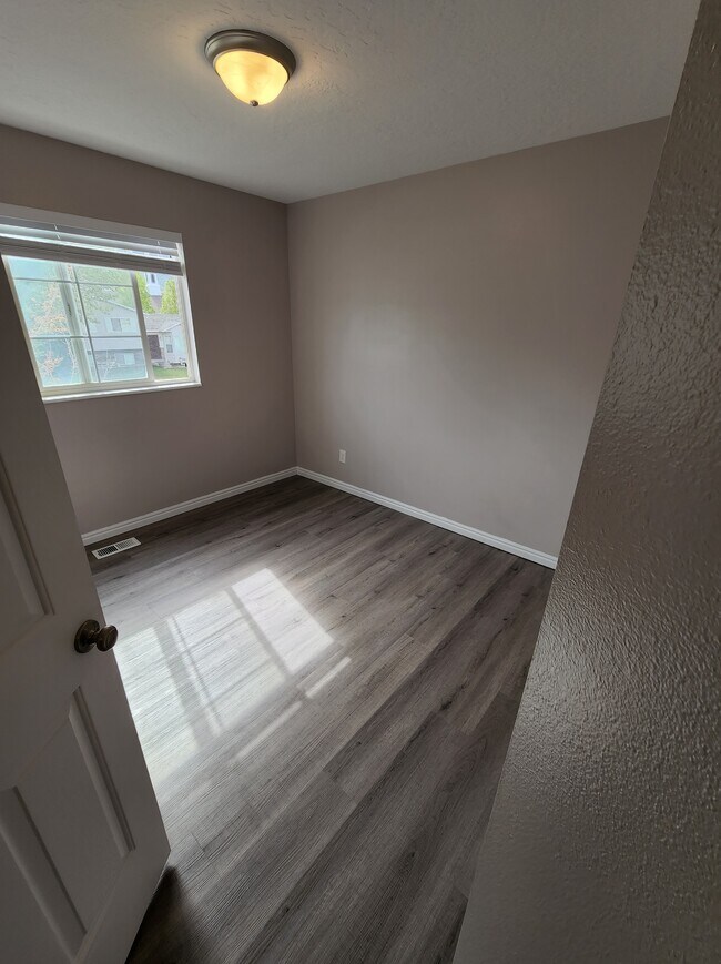 Building Photo - 1638 S 2960 E St