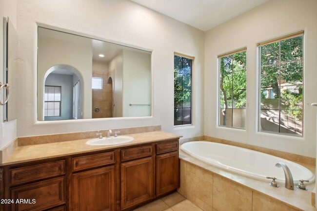 Building Photo - 9344 E Via De Vaquero Dr