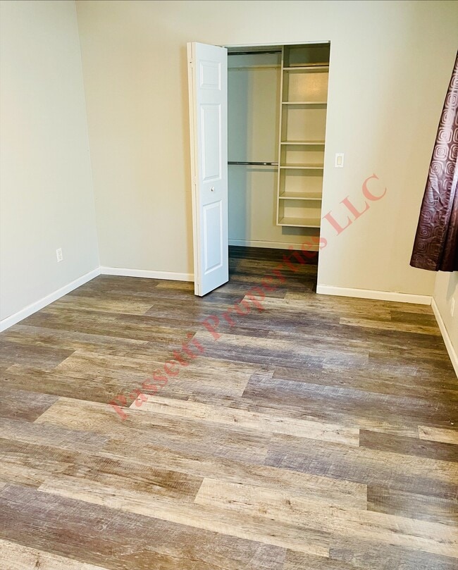 Building Photo - 913 E Emerson St