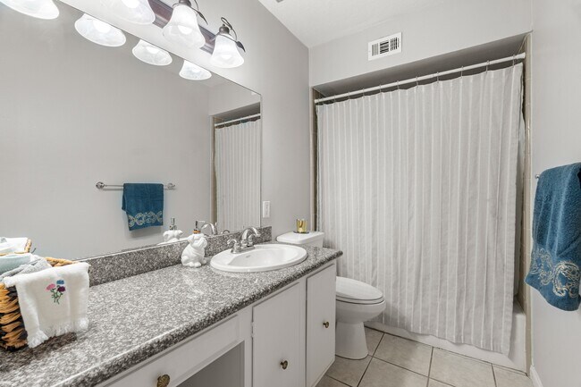 Building Photo - 355 N Post Oak Ln