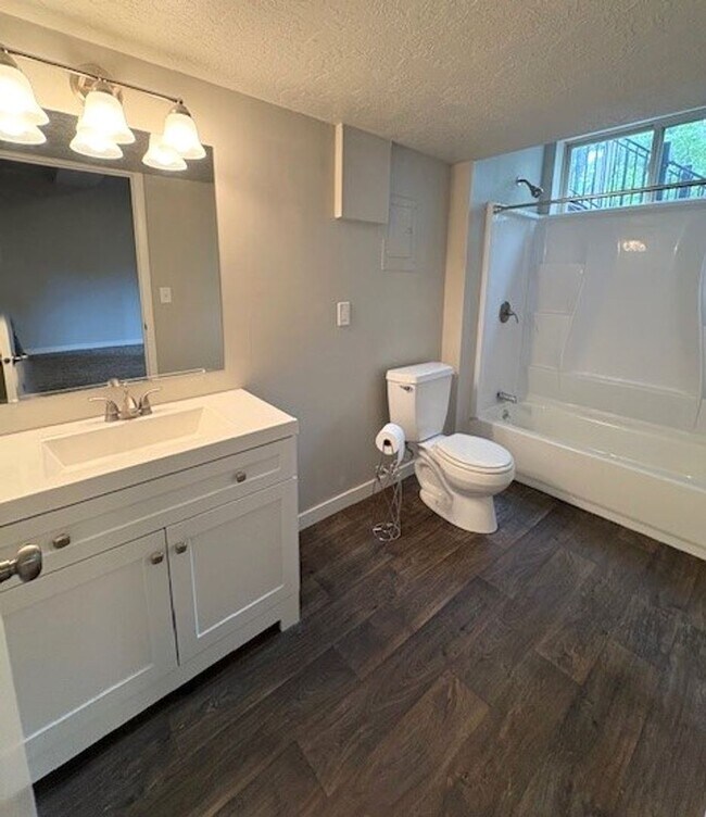 Building Photo - 5 Bed / 3 Bath Townhome in Murray!