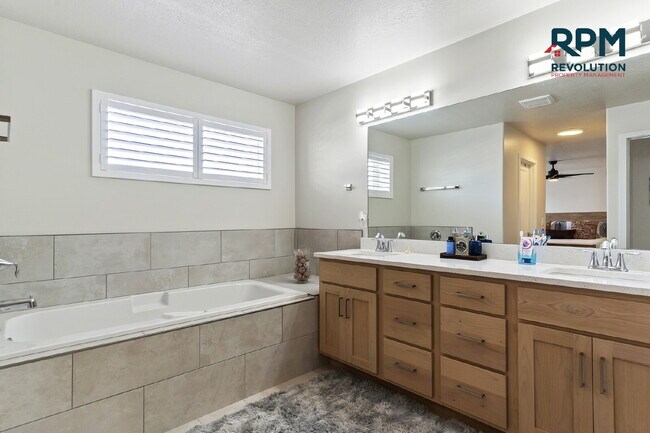 Building Photo - "Charming West Haven Retreat: Spacious 3-B...