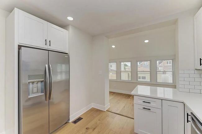 Building Photo - Portage Park 4 bed, 2.5 bath classic!