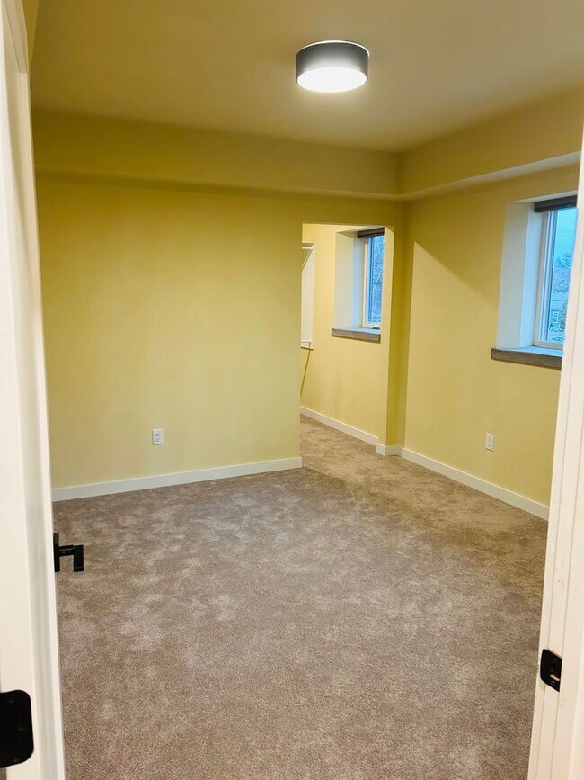 Building Photo - 605 Alderson Ave