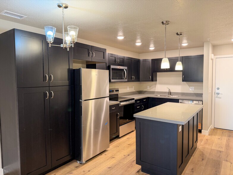 Building Photo - 1032 E 400 S