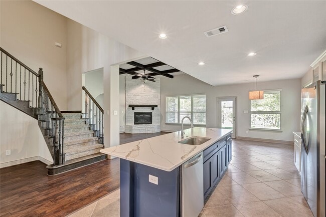 Building Photo - 40515 Manor Dr