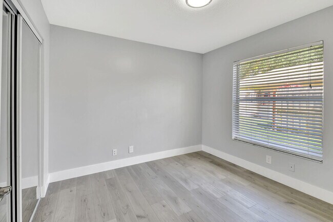 Building Photo - 915 Sunflower Ave