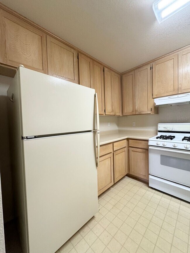 Building Photo - Fantastic Duplex in Desirable Location