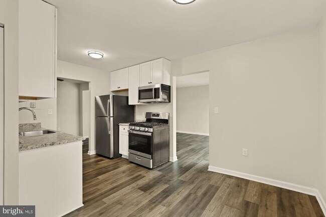 Building Photo - 882 College Pkwy