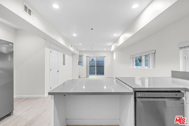 Building Photo - 1409 N Hobart Blvd