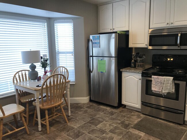 Building Photo - 986 900 E