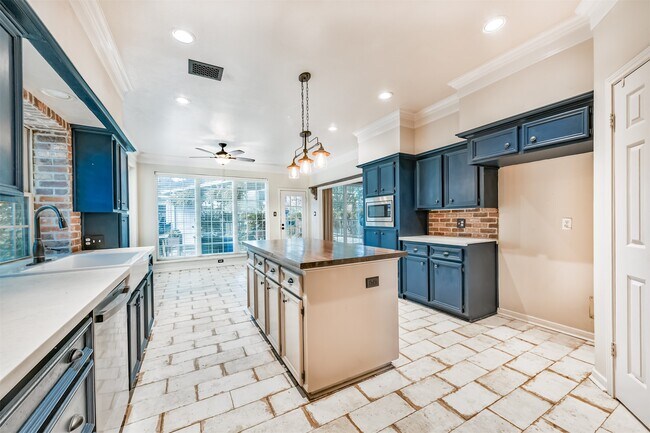 Building Photo - 2111 Riverside Dr