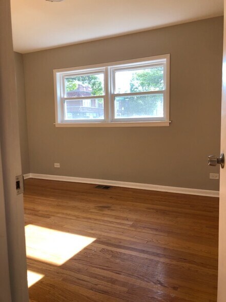 Building Photo - 5849 S Francisco Ave