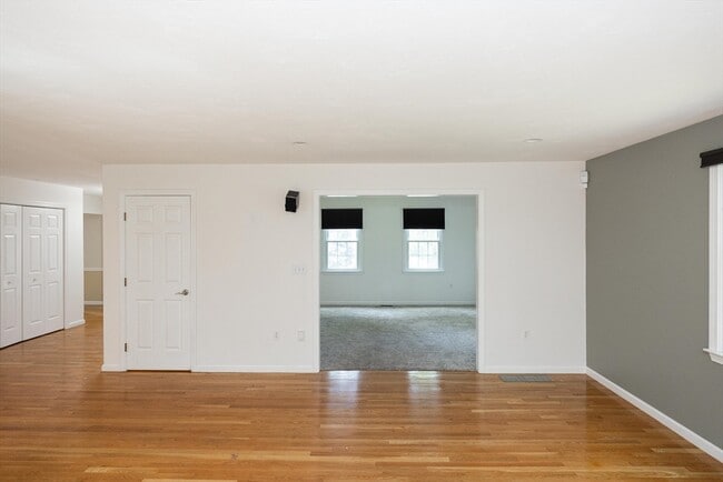 Building Photo - 9 Heidi Ln