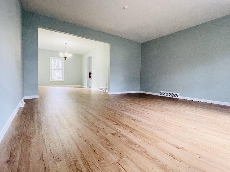 Building Photo - 14 Southbury Rd