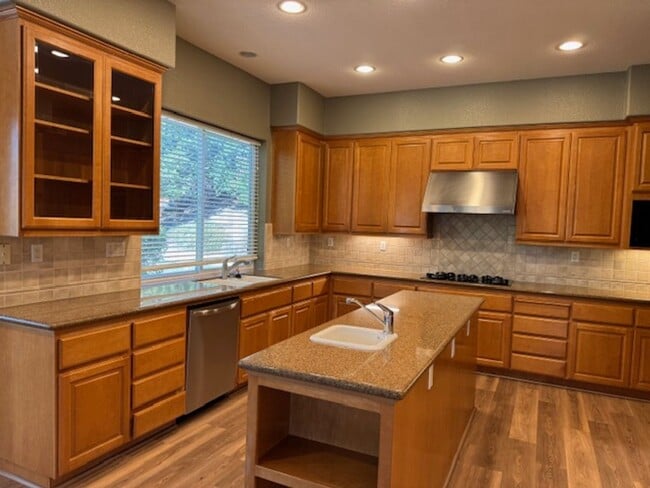 Building Photo - Gorgeous 5 bedroom + office, 4.5 bath Alam...