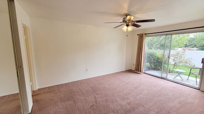 Building Photo - 3 bd/2 ba Townhouse close to USD.