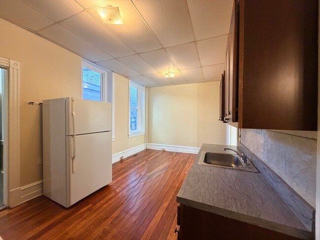 Building Photo - 560 Manor St