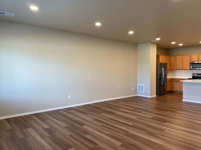 Building Photo - Beautiful Townhome 3-Bedroom / 2.5-Bath Near Walking Trail, Park