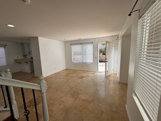 Building Photo - Townhome for Rent