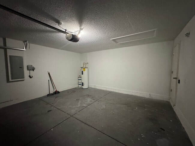 Building Photo - Spacious 4-Bedroom Home with 3 Full Baths in Whispering Trails – Pet Friendly!