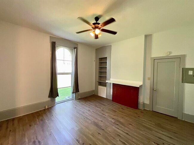 Building Photo - 608 W Schuetz St