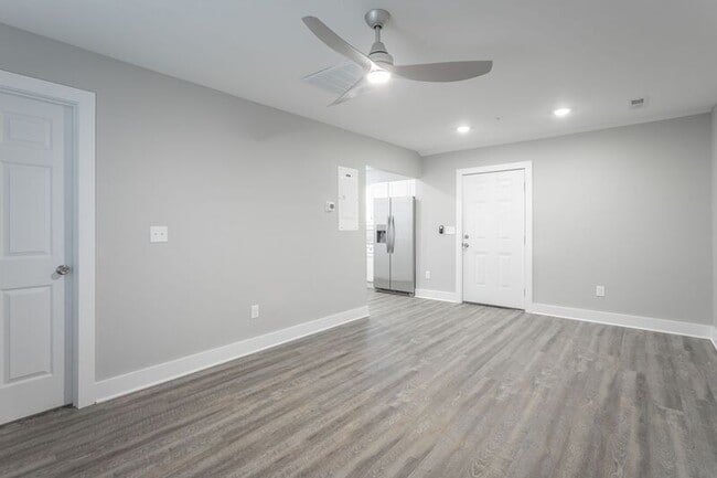 Building Photo - 5 Meadowbrook Dr W