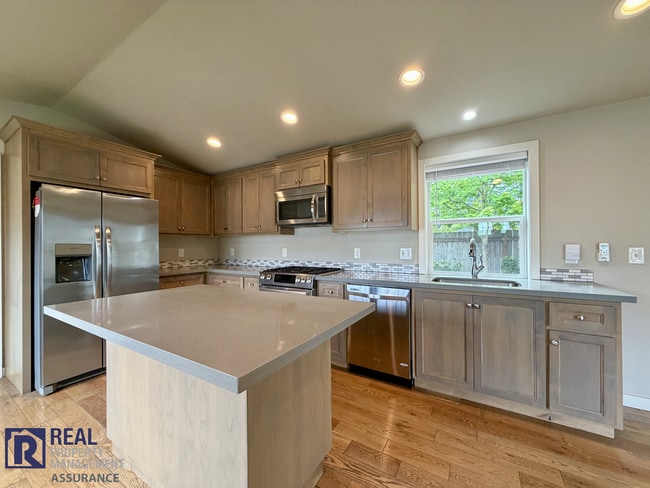 Building Photo - Spacious & Modern 3BR/2BA Home in Quiet Hillsboro Neighborhood