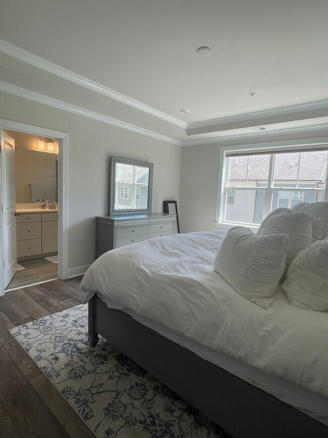 Building Photo - FOUR LEVEL TOWNHOUSE IN DOWNTOWN CROWN, 2 ...