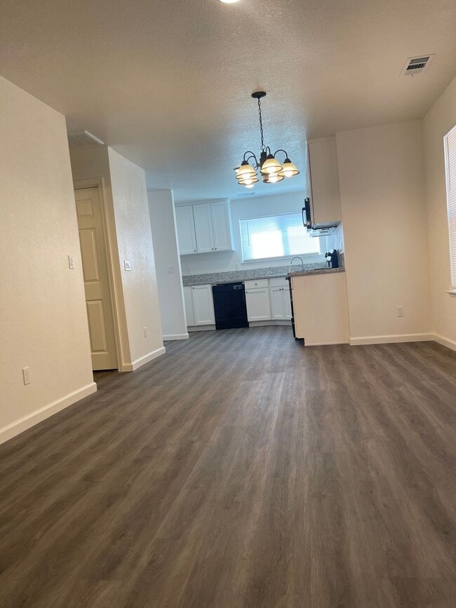 Building Photo - 2 WEEKS FREE RENT November Special - Townh...