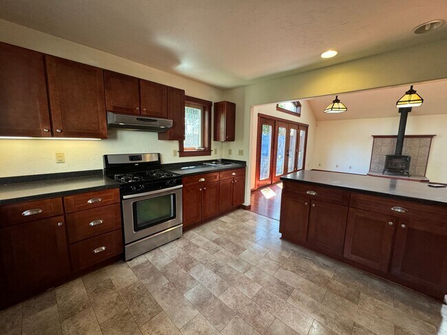 Building Photo - 4br/3bth CRAFTSMAN STYLE HOUSE in Arcata