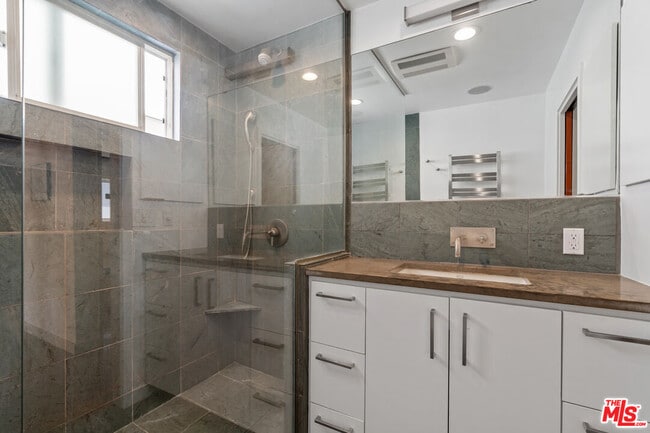 Building Photo - 27 18th Ave