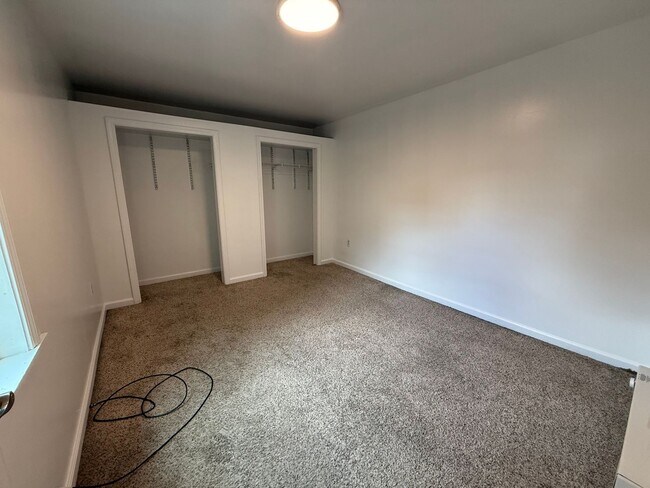 Building Photo - Luxury Home - South Side Flats