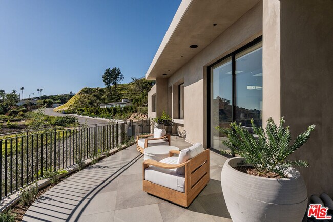 Building Photo - 1205 Las Lomas Pl