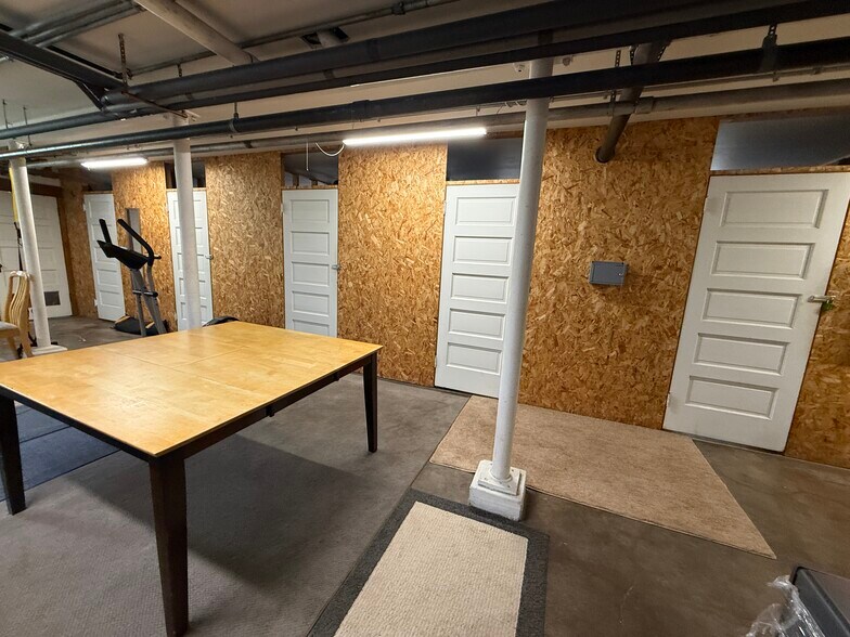 Storage rooms 8'x10' - 1414 W Farragut Ave