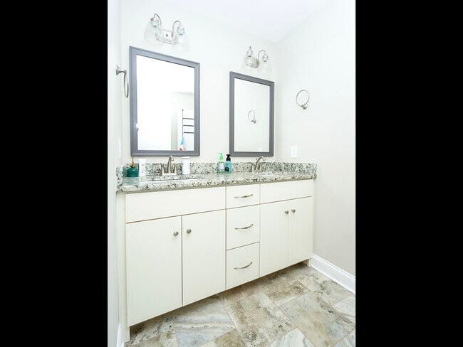 Building Photo - 502 Latham Ct