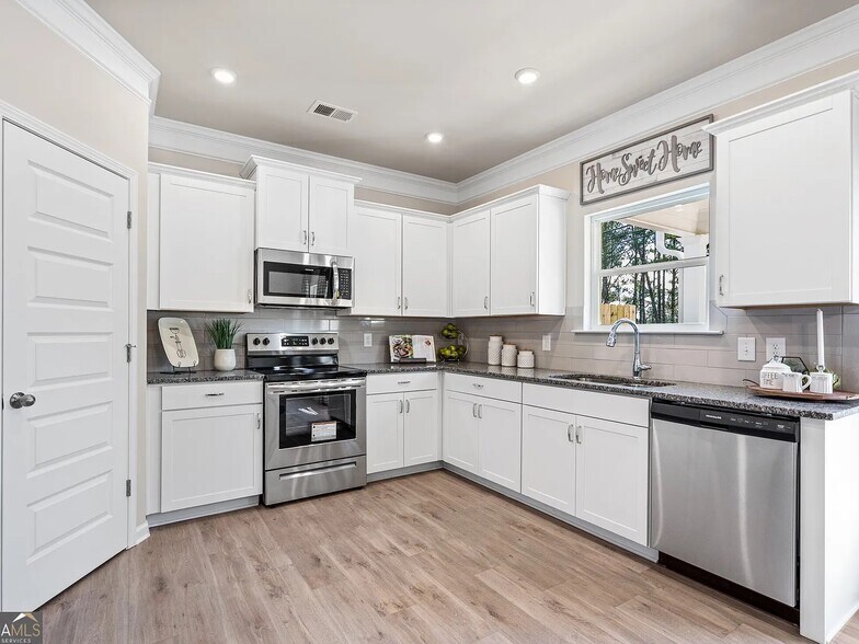 Kitchen - 207 DuPont Dr