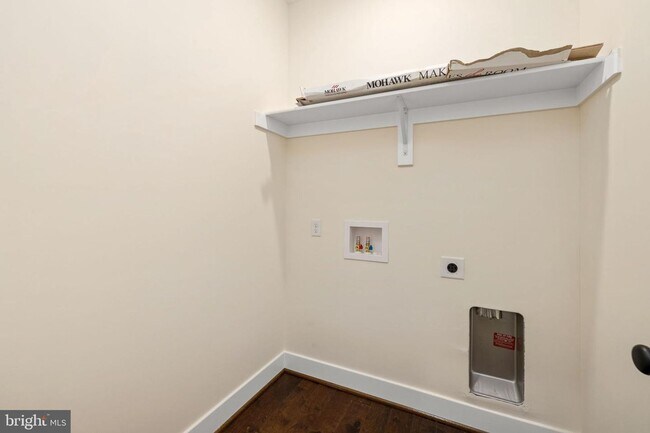 Building Photo - Adorable, Newer Home