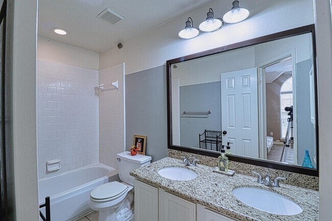 Building Photo - 2123 Meadow Park Cir